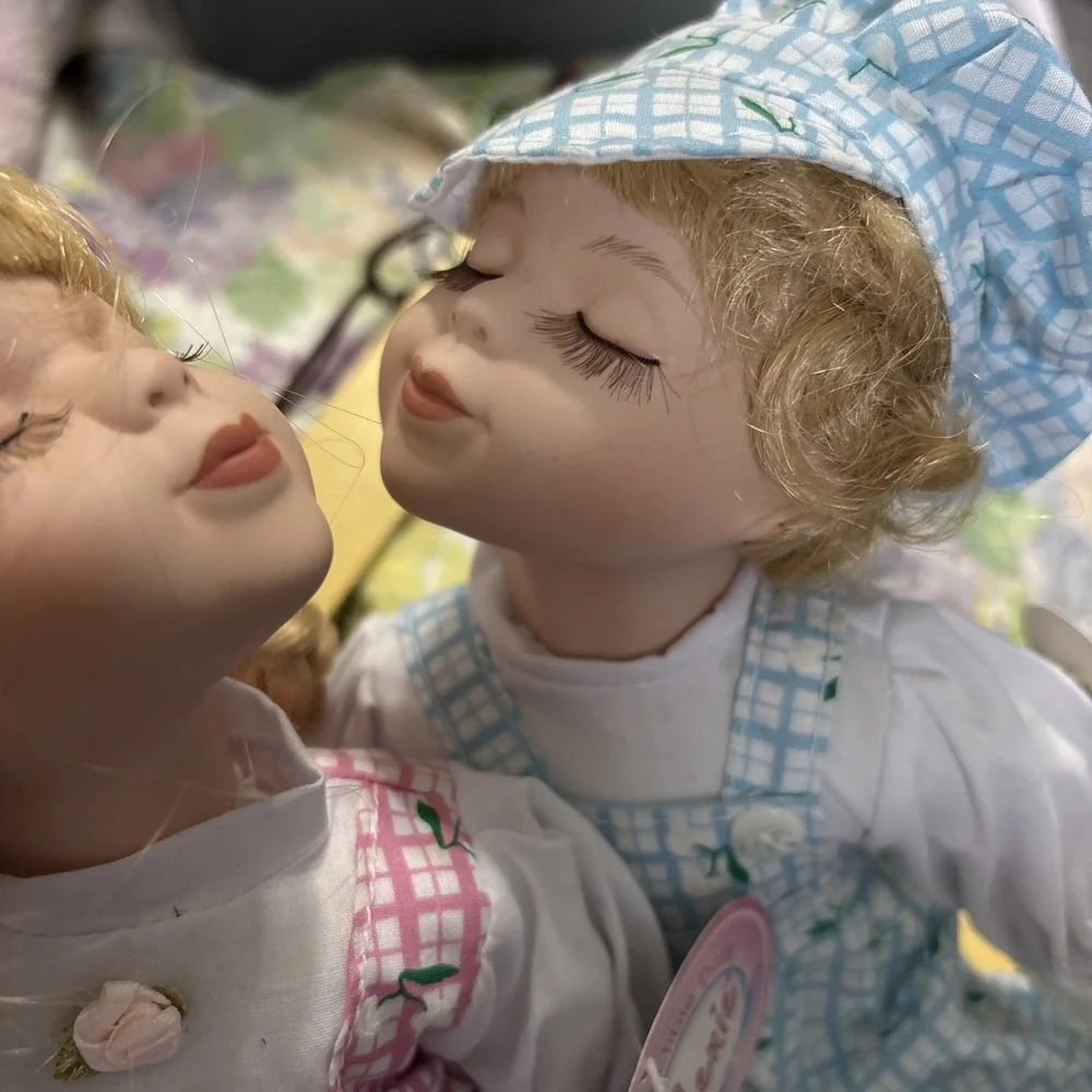 Menie' Porcelain‎ Kissing Couple Dolls on Swing Boy Girl Sweethearts VTG